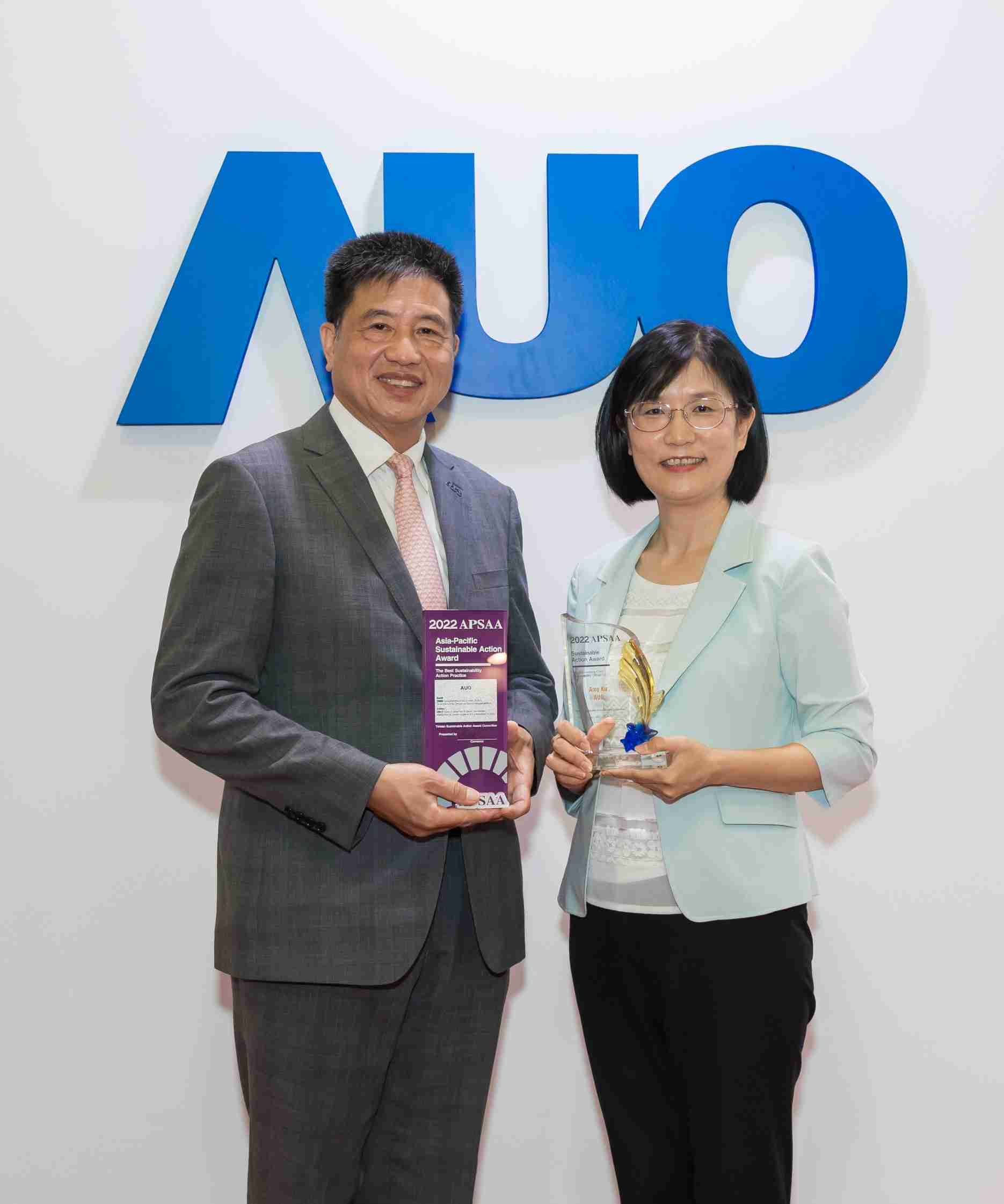 MG电玩长期垫筑永续远景的基石，，，，透过ESG暨气候委员会逐步实践永续策略蓝图。。其中，，MG电玩光电永续长古秀华带领团队、、制定中长期目标，，，缔造多面向亮眼表现，，获得「顶尖永续长奖」的个人奖殊荣（左：MG电玩光电董事长暨执行长彭双浪，，右：MG电玩光电永续长古秀华）