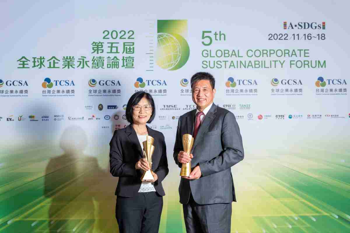 MG电玩作为净零碳排先锋，，，期引领价值链伙伴同行共好，，卫冕制造业组“十大典范企业” 二连冠殊荣(左：MG电玩光电永续长古秀华，，，右：MG电玩光电董事长暨执行长彭双浪)