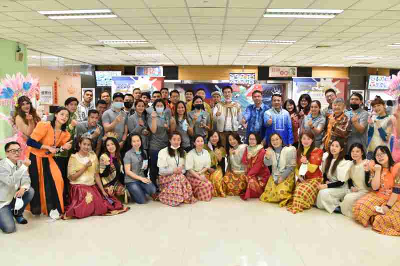 友達推動「安心、、創新、、、用心、、、、同心、、、、盡心」五星職旅，，，，為菲籍員工打造全方位照護，，，，首度贏得「人權實踐與發展領袖獎」殊榮