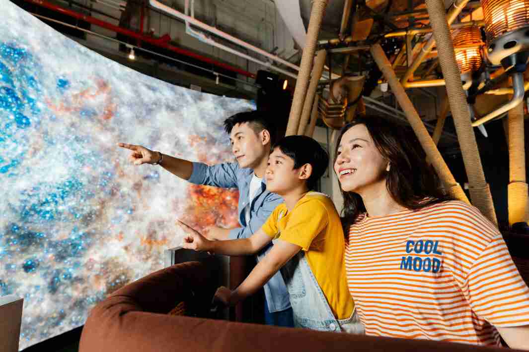 MG电玩打造全台最大宽6公尺、、高4公尺、、、唯一搭载LED弧形拼接显示屏的动感飞行船，，，，让乘客驻足在热气球上，，享受身历其境的伪出国旅游乐趣