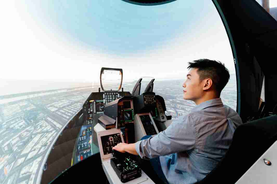 MG电玩以P1.25小间距打造球形LED模拟舱，，，搭配智崴的精密六轴动态座椅，，，结合MG电玩专业影像调校技术，，呈现拟真模拟飞行场景