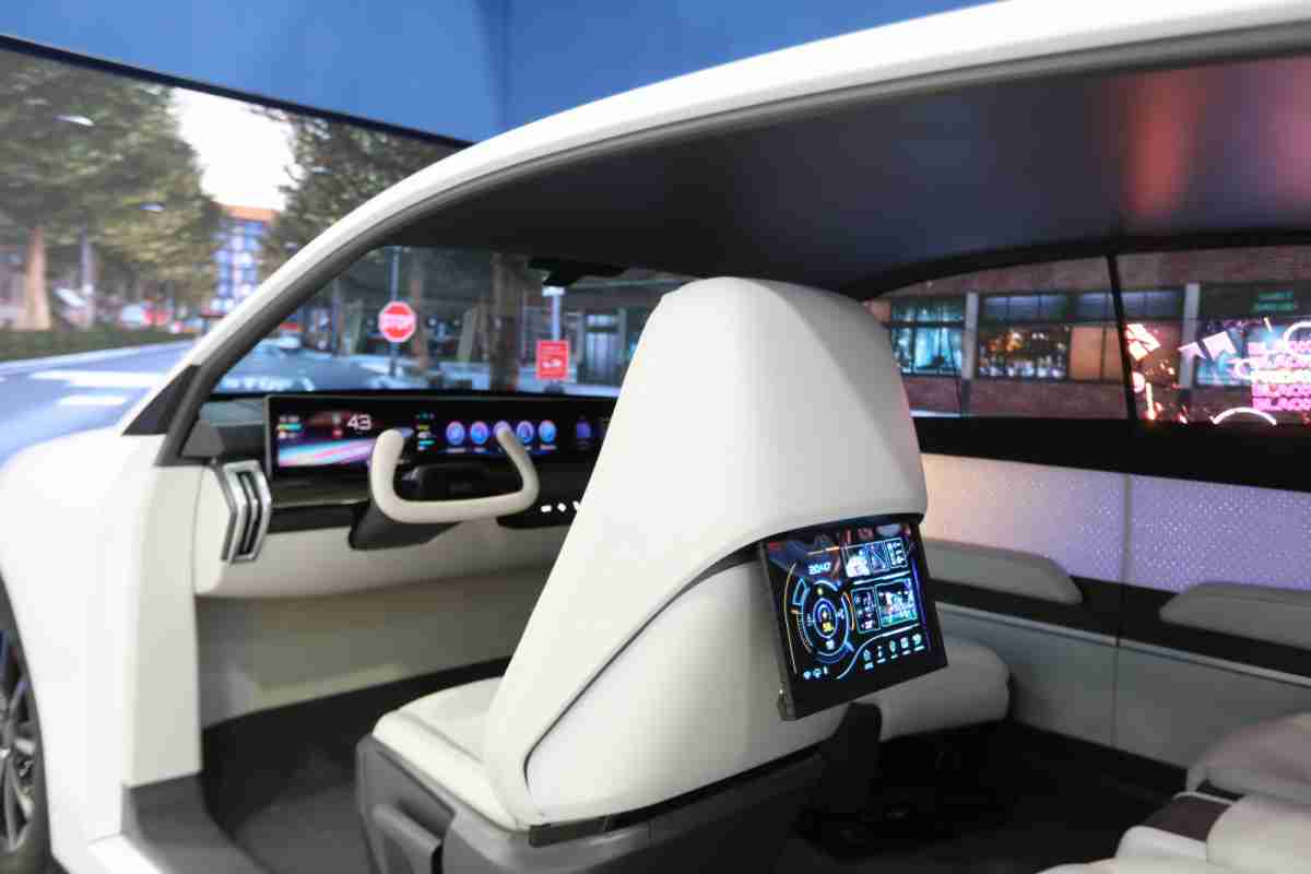 MG电玩的「可卷式后座娱乐显示器」加强后座乘客的感官体验，，，，并保有个性化设计，，可依使用偏好进行动态调整。。。。