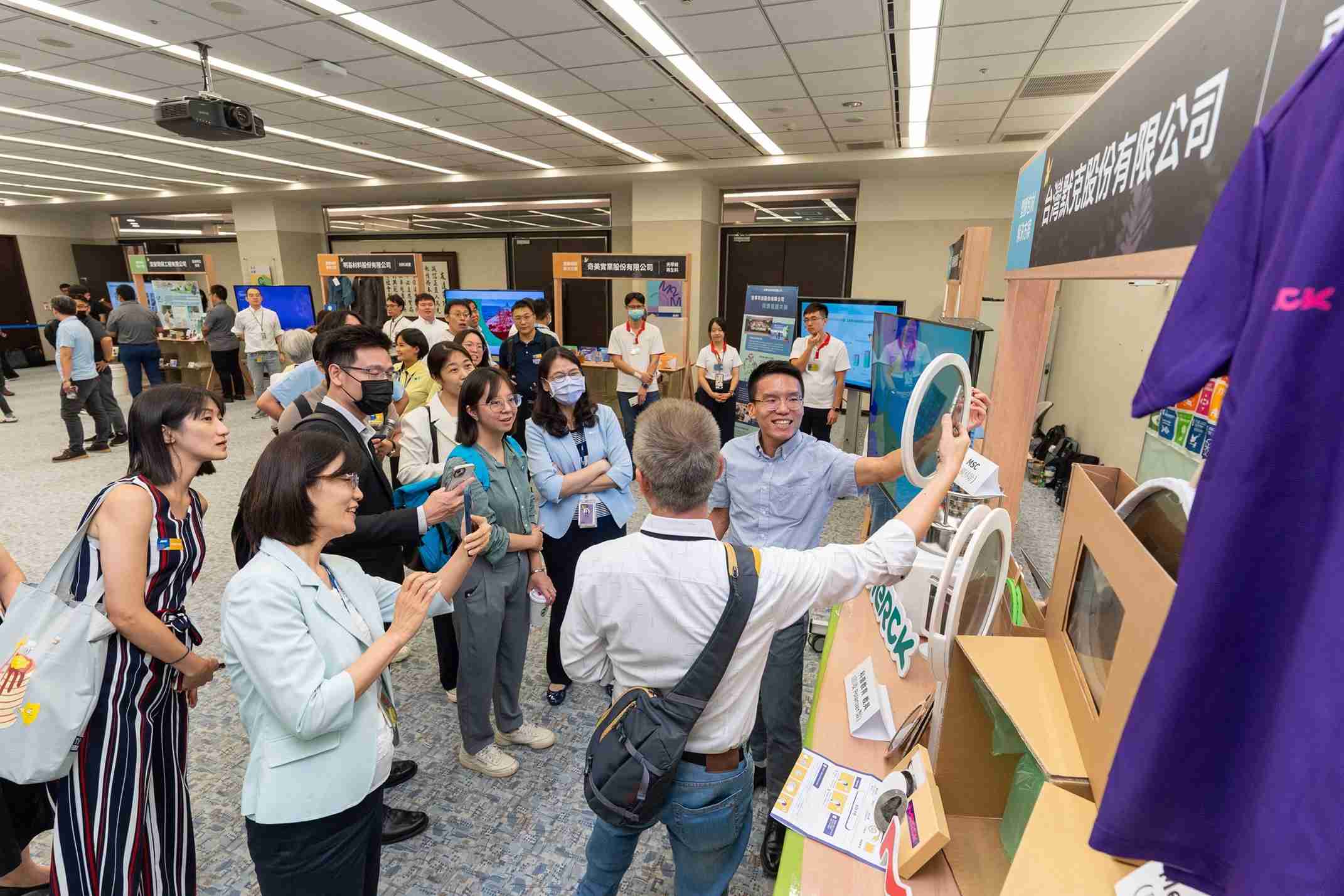 MG电玩连手产业伙伴策划首届生态圈联展，，展示如何将废塑料循环再利用，，，创新解决方案包括：塑料包材再生与循环使用、、、再生塑料研发及应用、、废塑料回收再生技术、、、减塑生活提案等