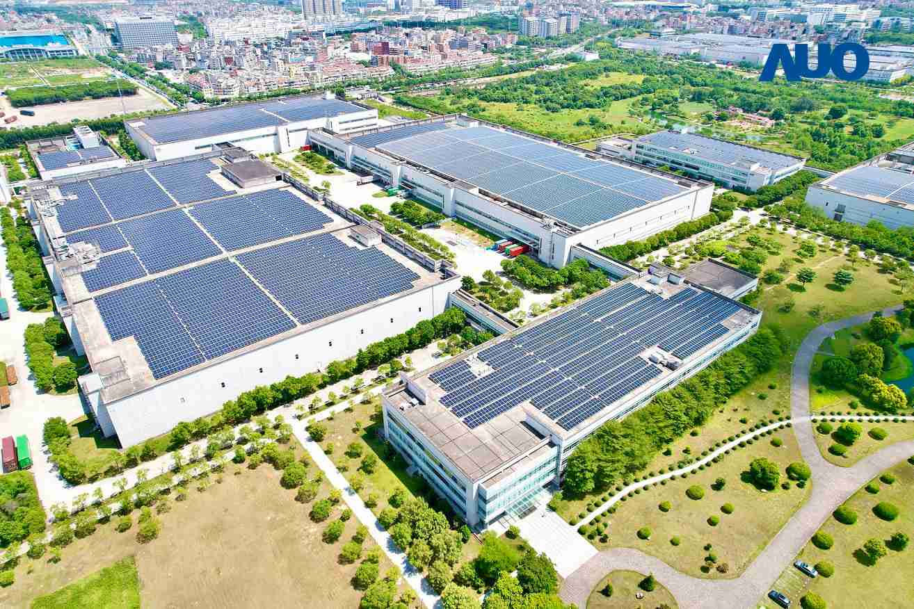 MG电玩厦门推动智能制造同时，，透过绿电创能纵深推进绿色转型，，，，厂区全屋顶铺设太阳能光伏板，，，每年太阳能发电 2,600多万度