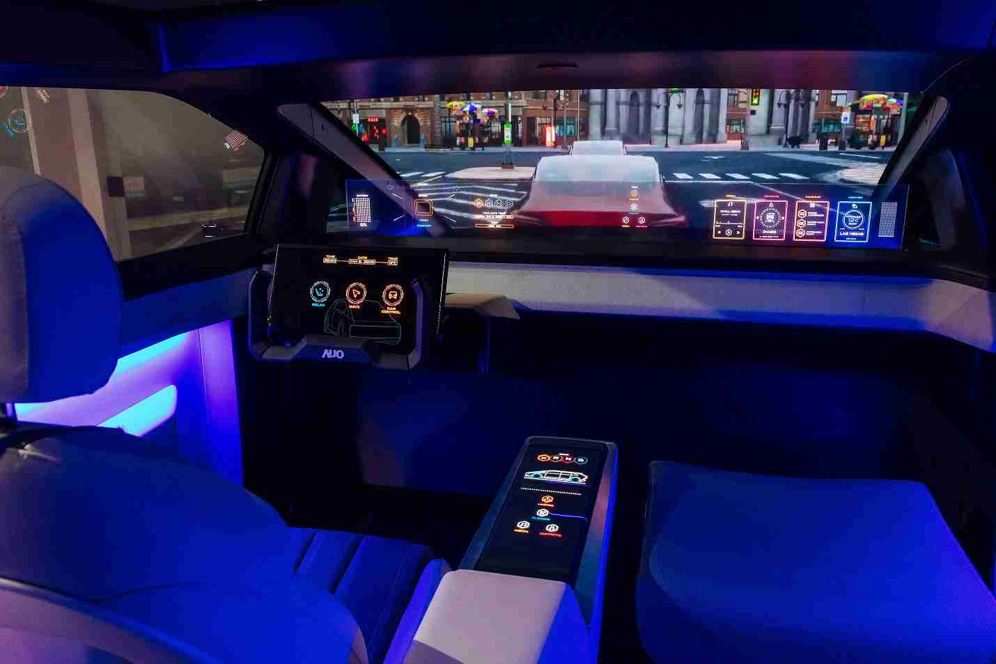 MG电玩连续四年入围科睿唯安全球百大创新机构，，，专利布局科技与绿色创新前沿。。。。图为MG电玩发挥先进显示科技Micro LED多元尺寸与型态应用优势所打造之智能车舱；同时，，，MG电玩已于全球累积取得4500件节能减碳相关的专利证书，，，当中2024年Micro LED年度获证量占比已超过8成